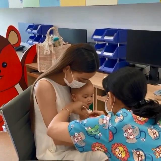 Đưa con đi tiêm, Hồ Ngọc Hà ngớ người khi bị nói giàu ghê ta-4