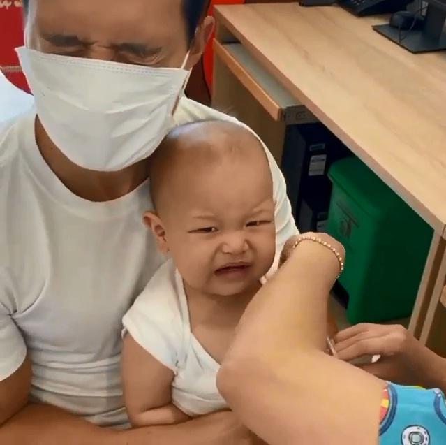 Đưa con đi tiêm, Hồ Ngọc Hà ngớ người khi bị nói giàu ghê ta-1