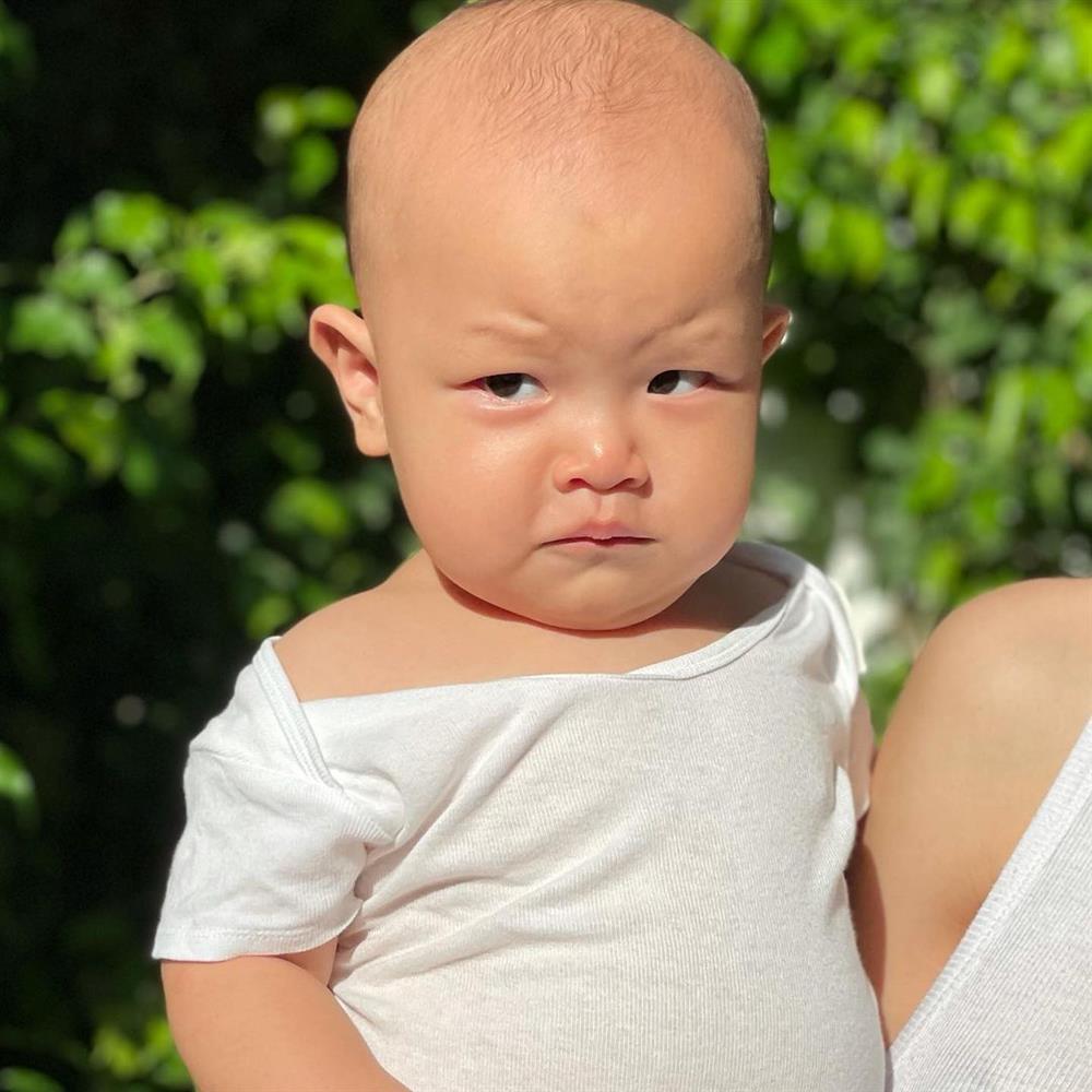 Đưa con đi tiêm, Hồ Ngọc Hà ngớ người khi bị nói giàu ghê ta-11