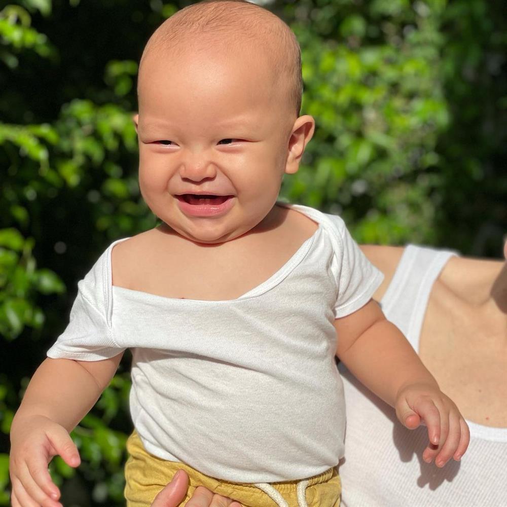 Đưa con đi tiêm, Hồ Ngọc Hà ngớ người khi bị nói giàu ghê ta-12