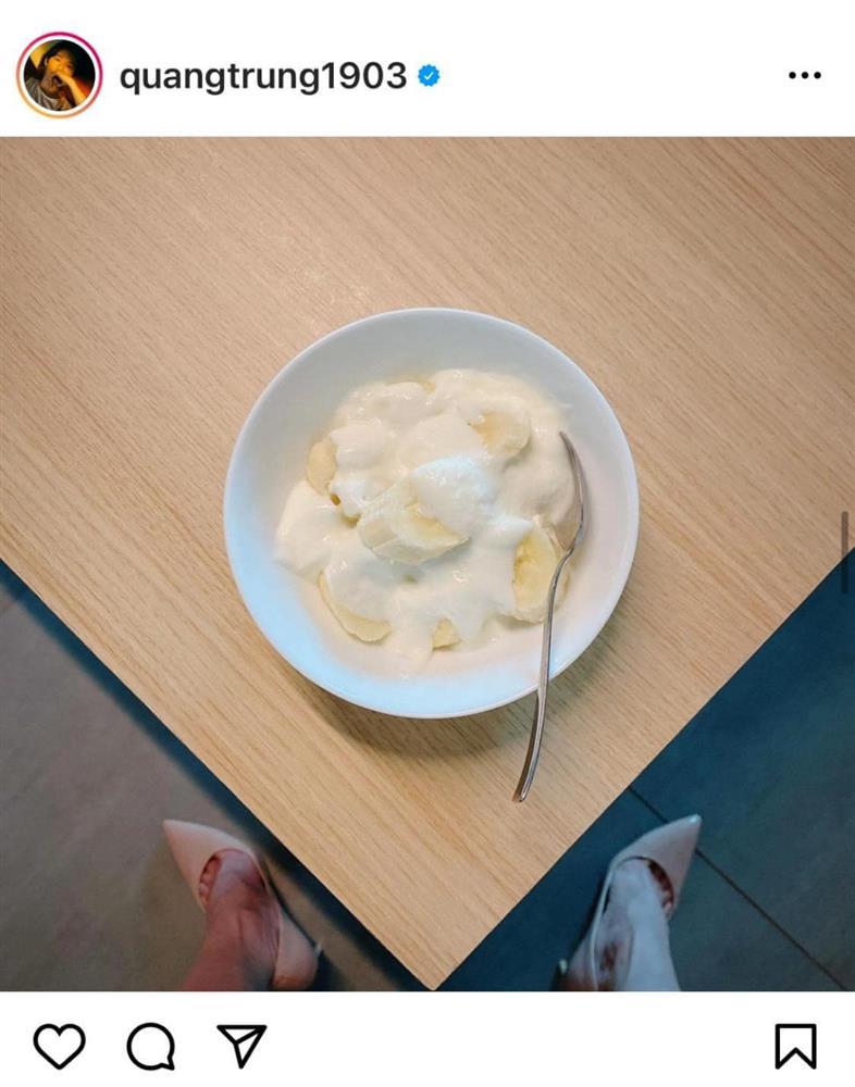 Quang Trung chụp đồ ăn mà fan chỉ soi vào đúng bàn chân quái dị-3