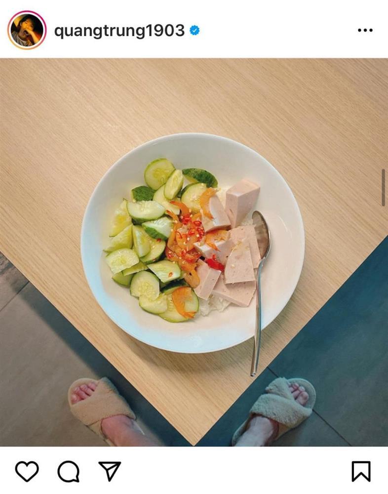 Quang Trung chụp đồ ăn mà fan chỉ soi vào đúng bàn chân quái dị-4