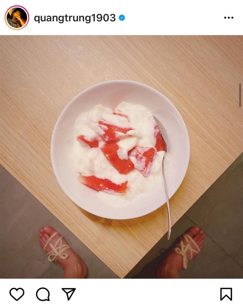 Quang Trung chụp đồ ăn mà fan chỉ soi vào đúng bàn chân quái dị-10