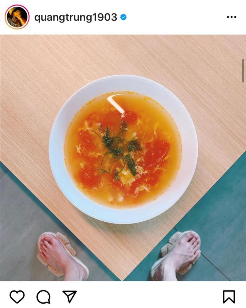 Quang Trung chụp đồ ăn mà fan chỉ soi vào đúng bàn chân quái dị-7