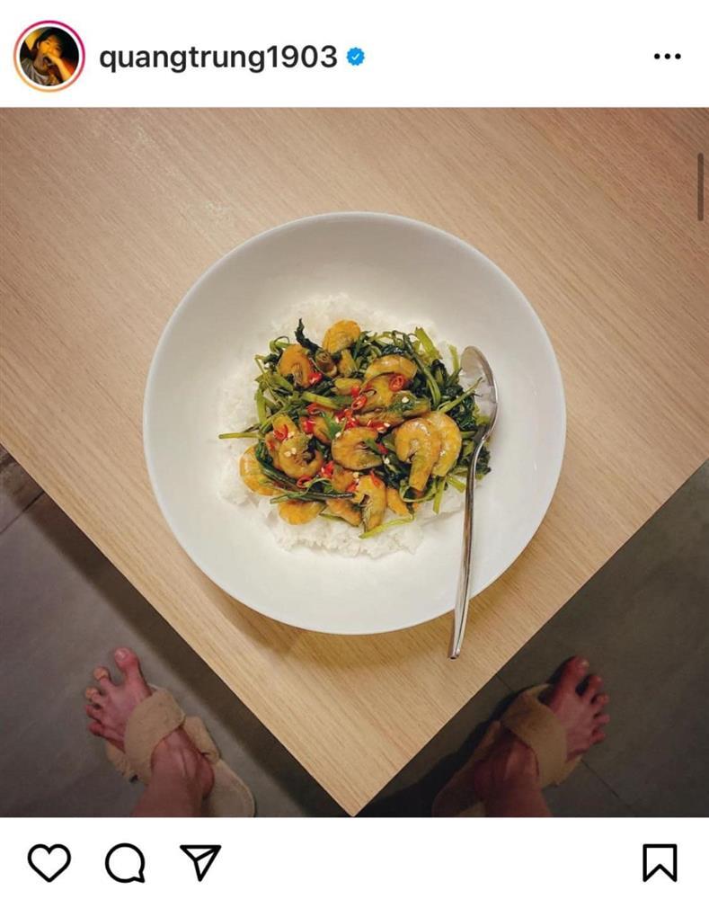 Quang Trung chụp đồ ăn mà fan chỉ soi vào đúng bàn chân quái dị-8