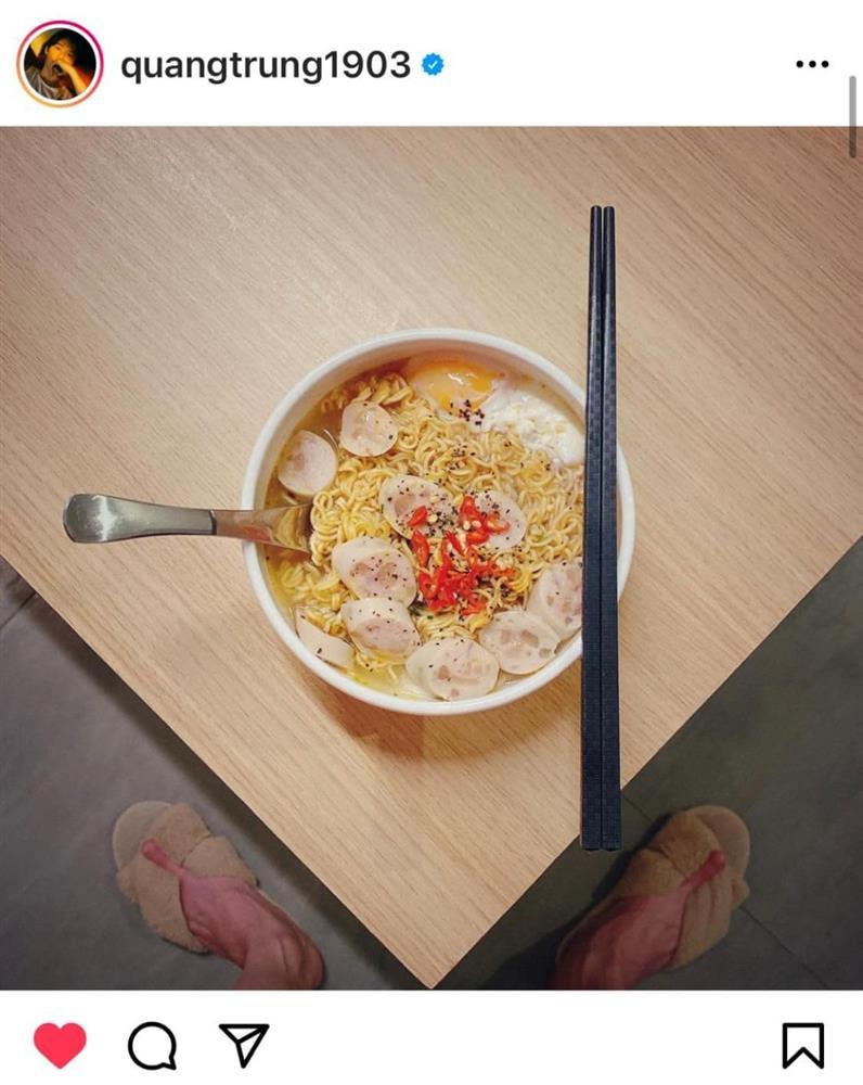 Quang Trung chụp đồ ăn mà fan chỉ soi vào đúng bàn chân quái dị-9