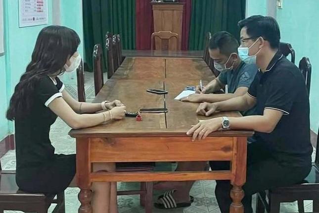 Lời khai của cô gái quăng nội y livestream trên cầu Trường Tiền-1