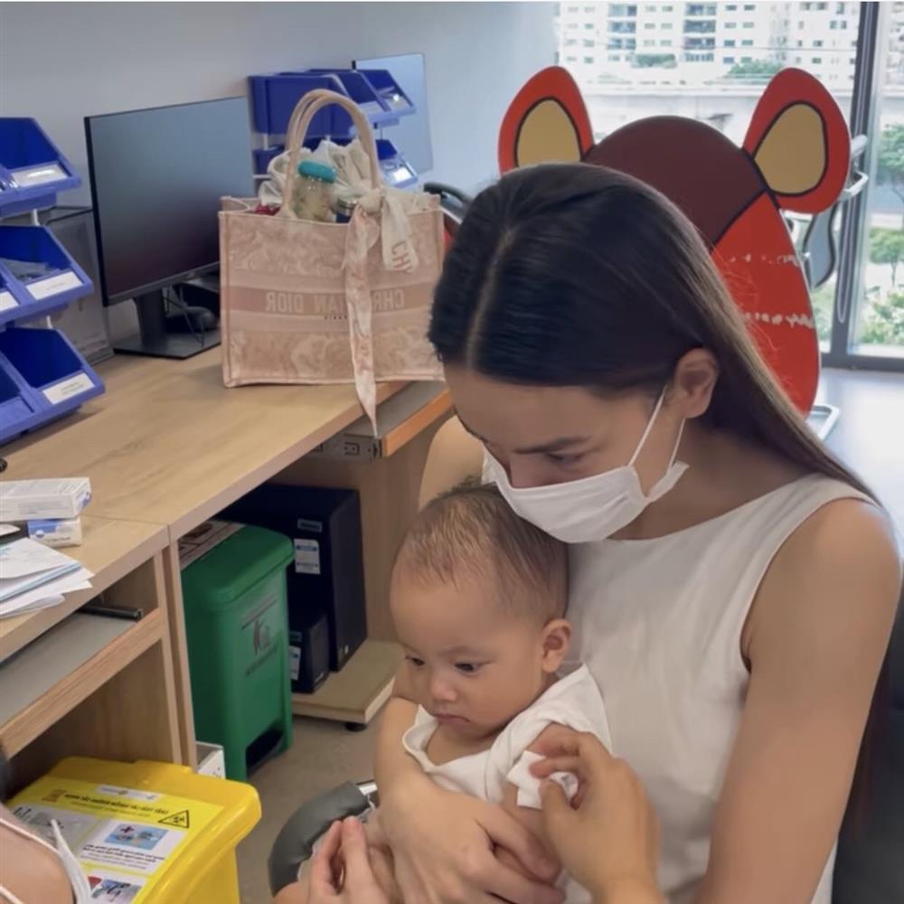 Những lần Hà Hồ trưng dụng túi hiệu đựng bỉm sữa nhìn mà xót của-4