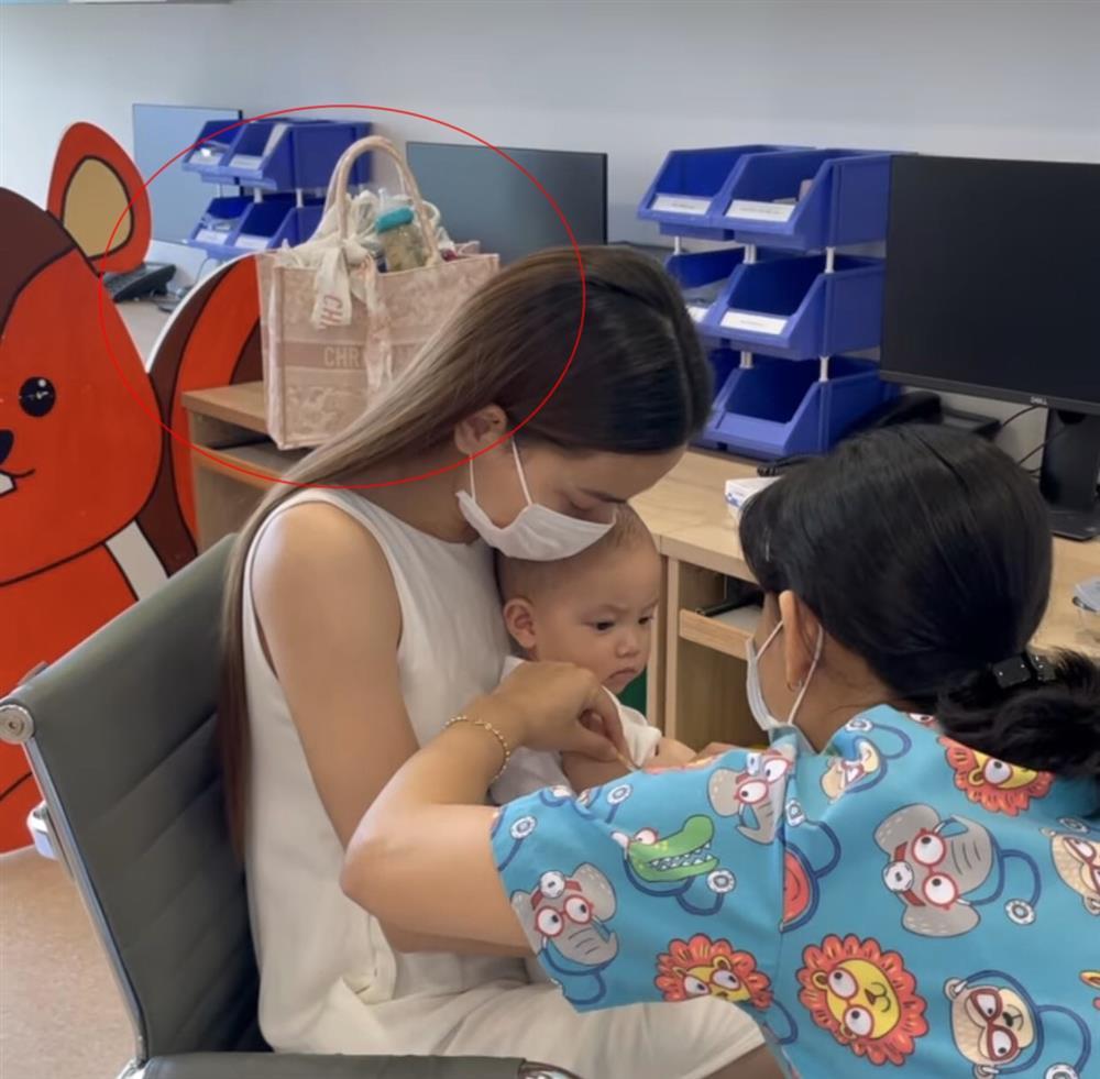 Những lần Hà Hồ trưng dụng túi hiệu đựng bỉm sữa nhìn mà xót của-3