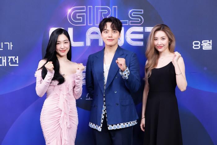 Yeo Jin Goo, Sunmi và Tiffany (SNSD) tại buổi họp báo show truyền hình của Mnet mang tên “Girl’s Planet 999”. Show tập hợp các cô gái đến từ 3 đất nước Hàn - Trung - Nhật để chọn ra 1 nhóm nhạc nữ.