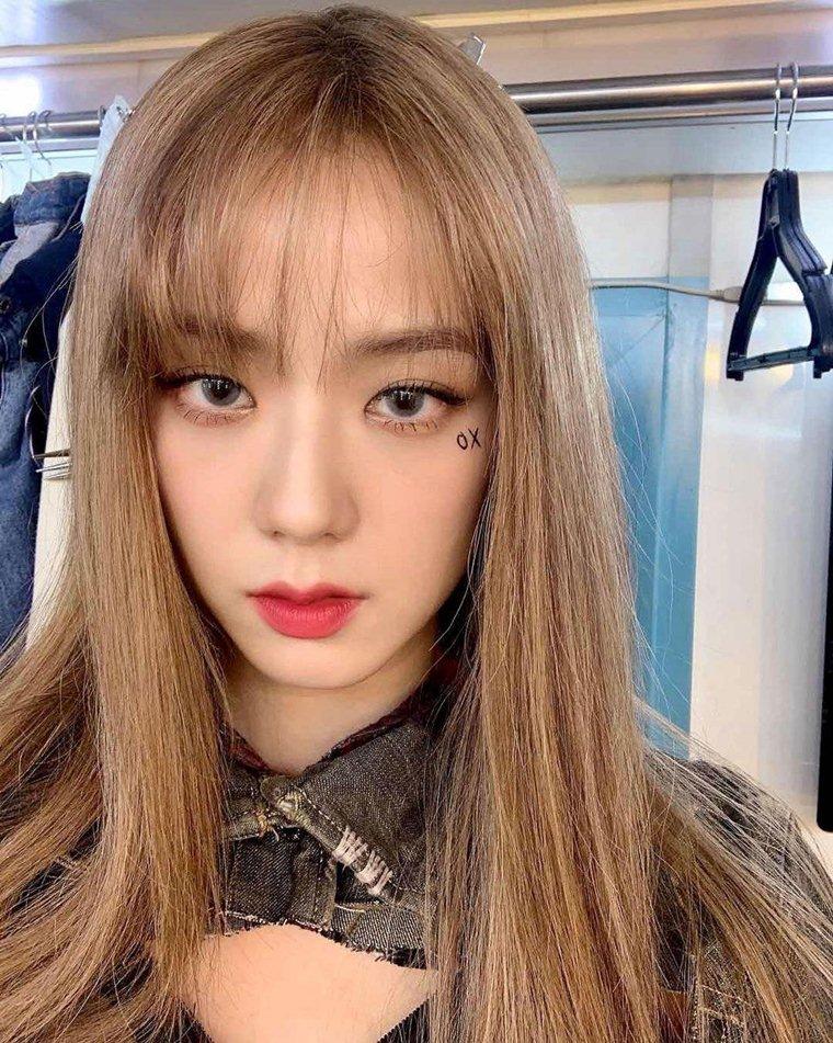 Jisoo (BLACKPINK) nổi bật với mái tóc vàng. Nhiều người cho biết việc các thành viên đổi màu tóc là dấu hiệu cho thấy BLACKPINK chuẩn bị trở lại.