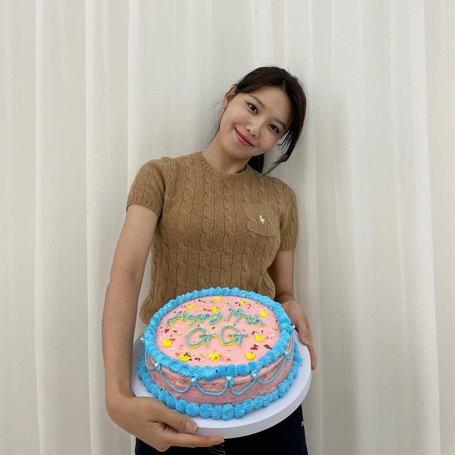 Sooyoung khoe chiếc bánh kem tự làm để kỷ niệm 14 năm ra mắt của SNSD.