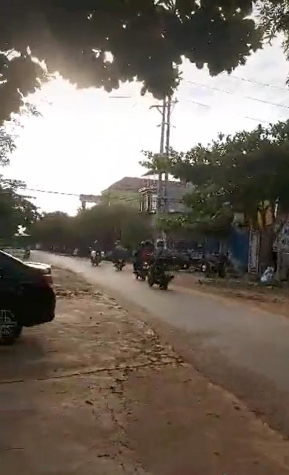 Con từ TP.HCM về đi cách ly luôn, bố mẹ nhớ quá ra đường ngó-2