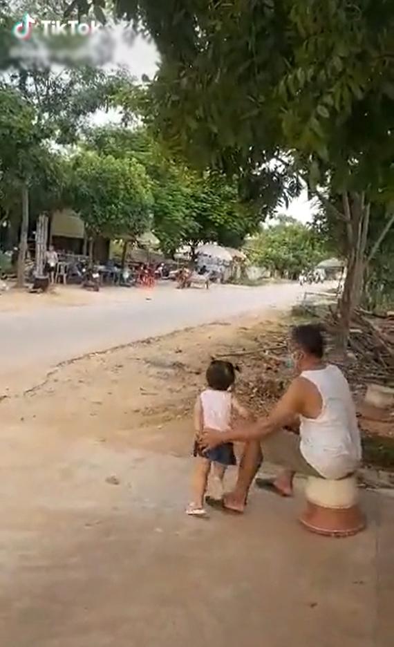 Con từ TP.HCM về đi cách ly luôn, bố mẹ nhớ quá ra đường ngó-1