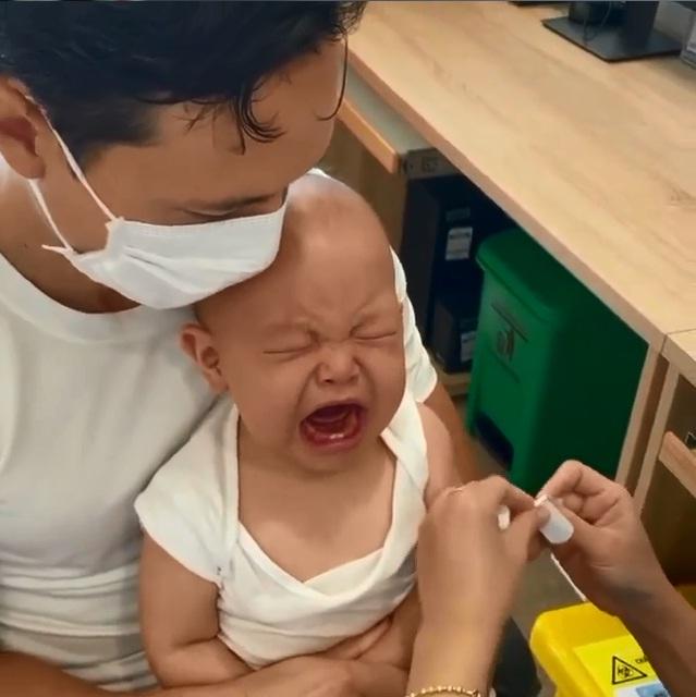 Đưa con đi tiêm, Hồ Ngọc Hà xách túi hiệu, lộ đồ vật chuẩn mẹ bỉm-1