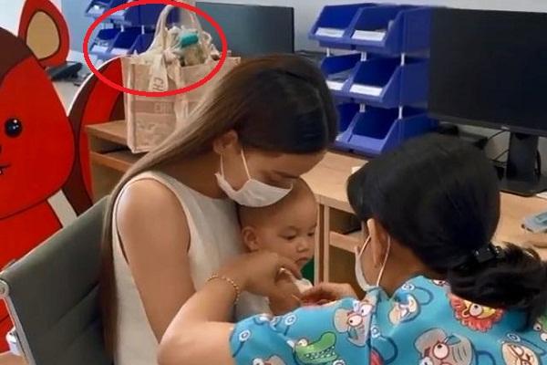 Hồ Ngọc Hà lộ đồ vật chuẩn mẹ bỉm khi đưa con đi tiêm