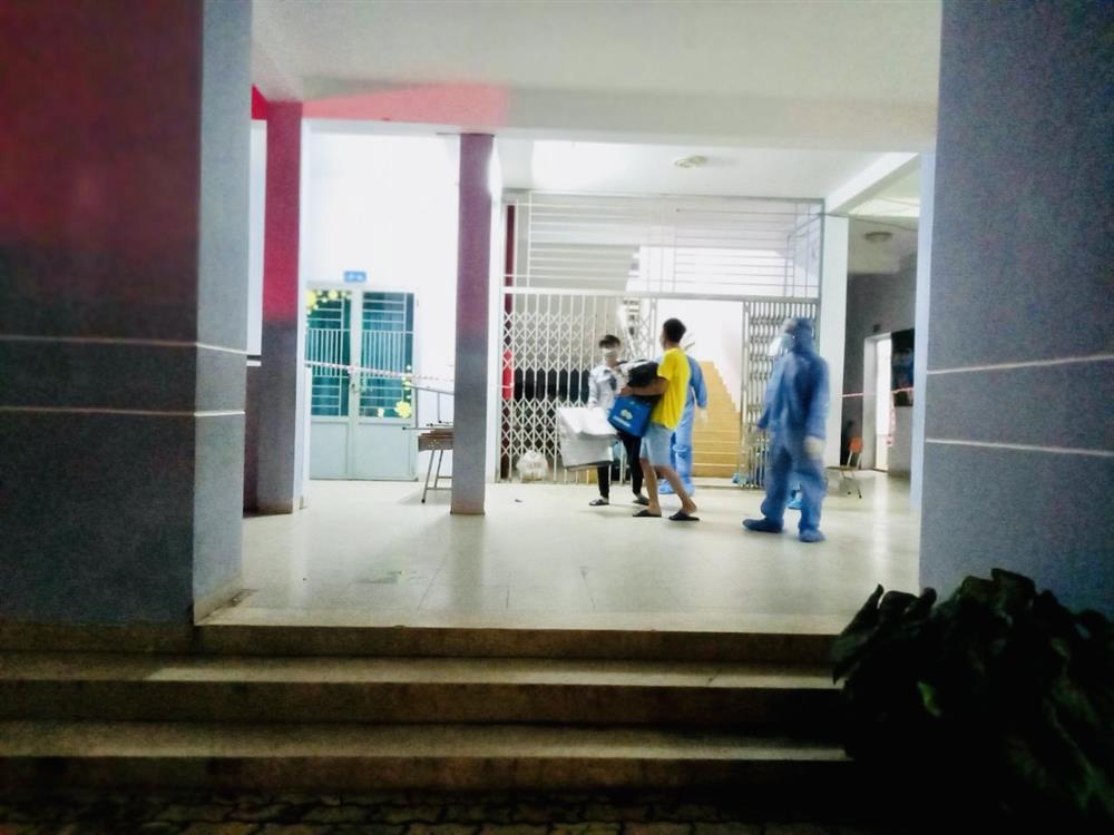 F0 cầm dao, đập cửa đe dọa bác sĩ ở Bình Dương-3