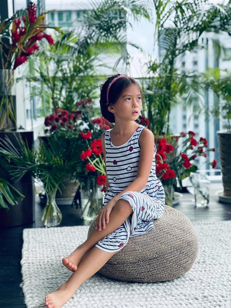 Con gái Đoan Trang tạo dáng xuất thần, xả dáng vẫn đẹp như thơ-1