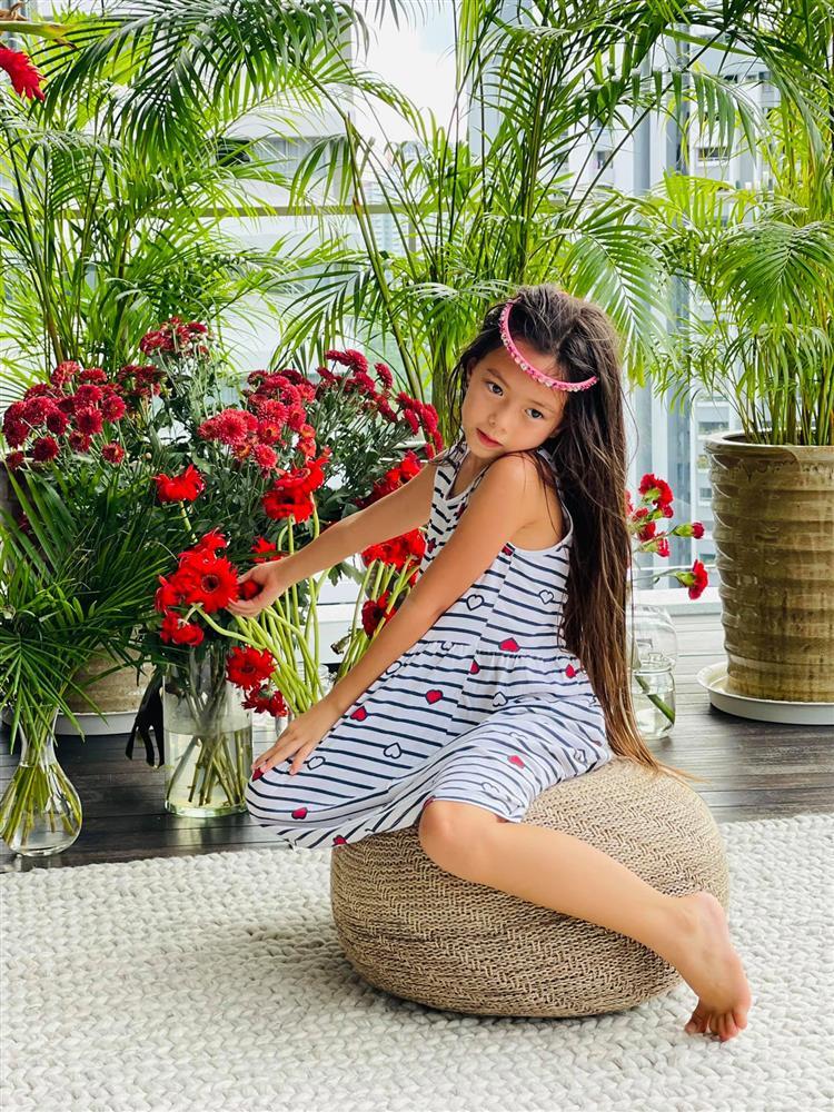 Con gái Đoan Trang tạo dáng xuất thần, xả dáng vẫn đẹp như thơ-9