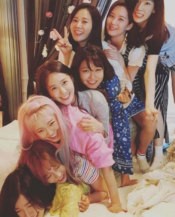 Kỷ niệm 14 năm debut, SNSD náo loạn MXH với cách ăn mừng mới lạ-1