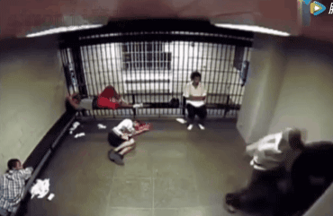 Clip: Ngô Diệc Phàm bị đánh dã man, văng người bất tỉnh trong tù?-1