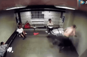 Clip: Ngô Diệc Phàm bị đánh dã man, văng người bất tỉnh trong tù?-3