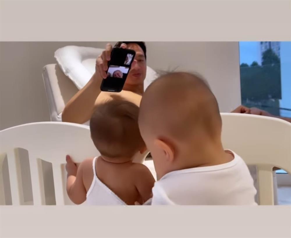 2 con Hồ Ngọc Hà facetime tới Thụy Điển, dọa cả ông bà nội-7