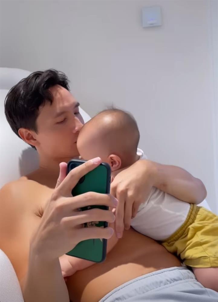 2 con Hồ Ngọc Hà facetime tới Thụy Điển, dọa cả ông bà nội-6