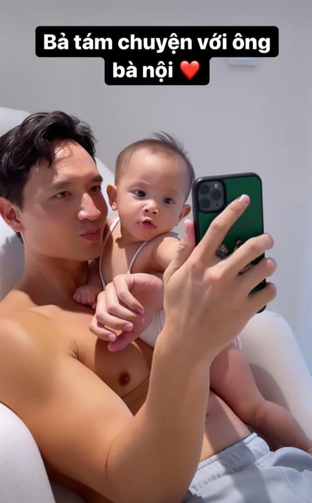 2 con Hồ Ngọc Hà facetime tới Thụy Điển, dọa cả ông bà nội-1