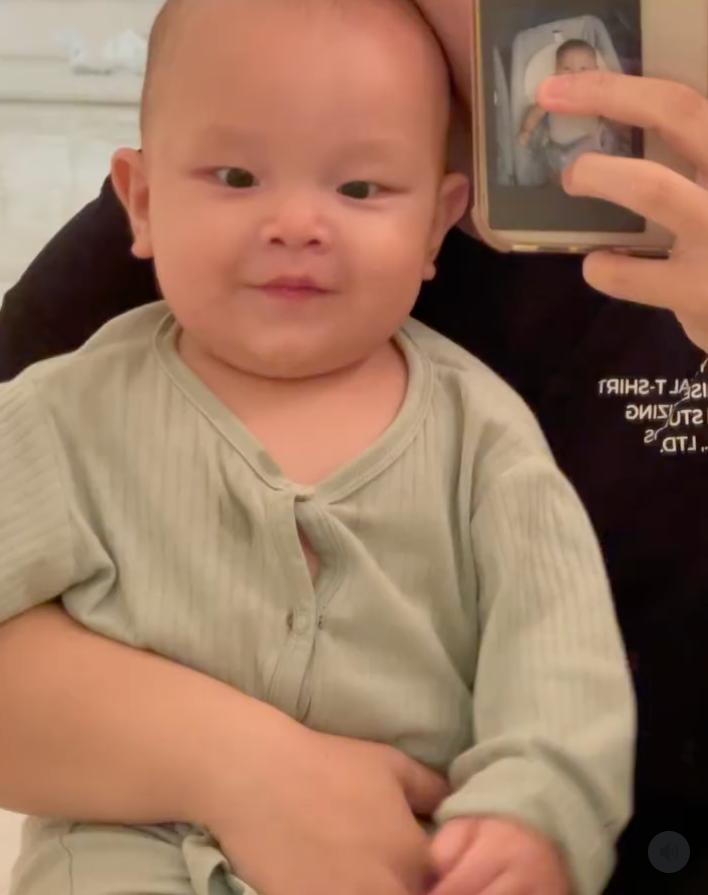 Hồ Ngọc Hà giải thích cực khéo vì sao để trai út mặc áo trễ cổ sexy-8