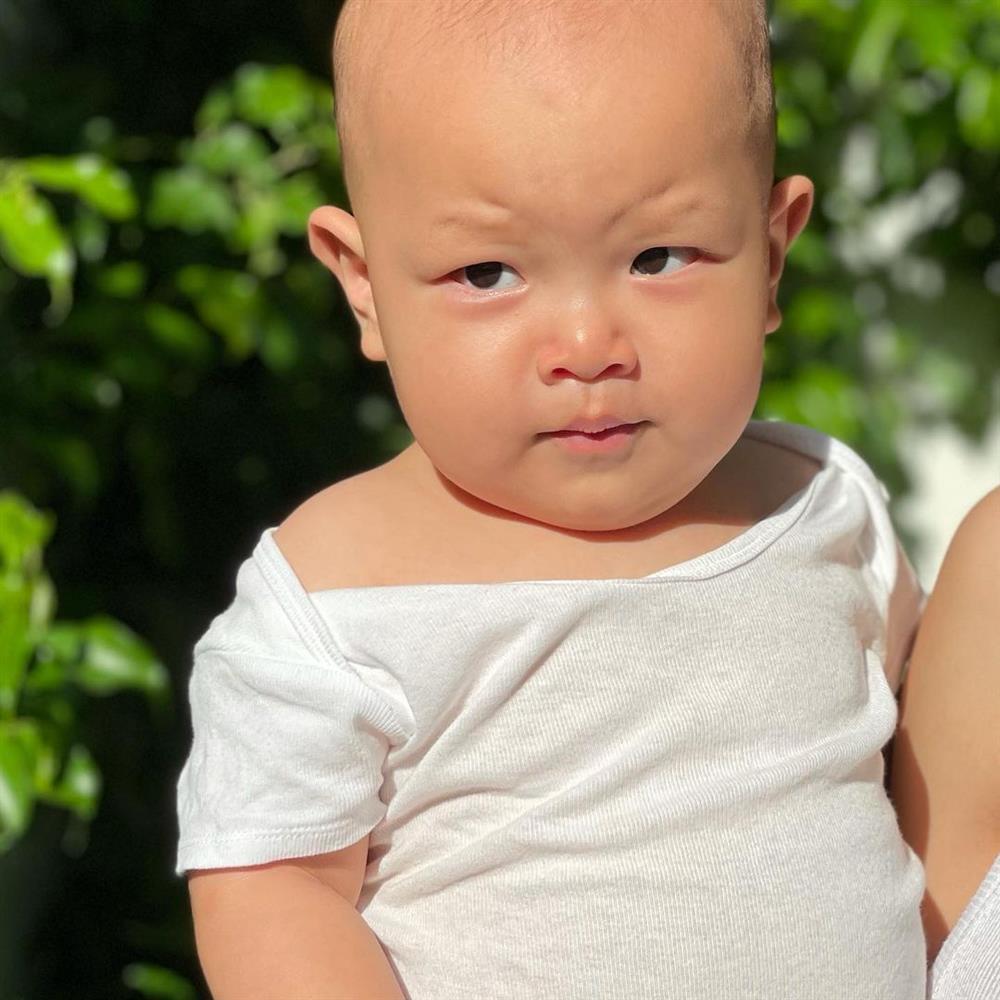 Hồ Ngọc Hà thích cho cậu út Leon mặc áo bai nhão cổ-7