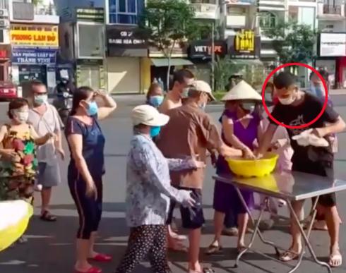 Thanh niên lấy cơm từ thiện như ăn cướp, tranh của cả người già-1