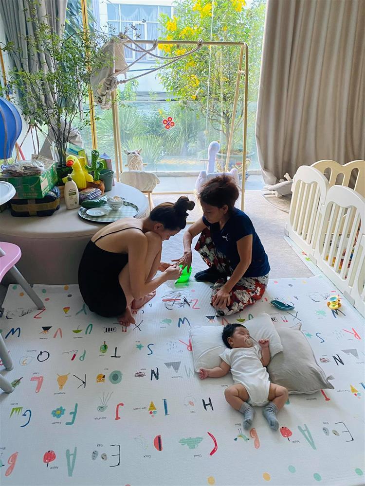 Cảnh Hồ Ngọc Hà chăm mẹ đẻ mùa dịch, điểm 10 cho chất lượng-1