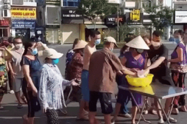 Thanh niên lấy cơm từ thiện như ăn cướp, tranh của cả người già