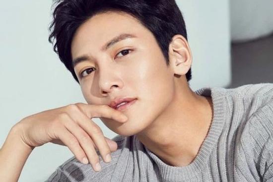 Tin nóng về tình trạng của Ji Chang Wook sau 2 tuần nhiễm COVID-19