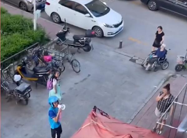 Anh chàng nhờ shipper bắc loa chuyển lời tới người thương-1