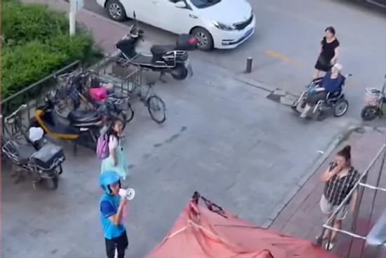 Anh chàng nhờ shipper bắc loa chuyển lời tới 'người thương'