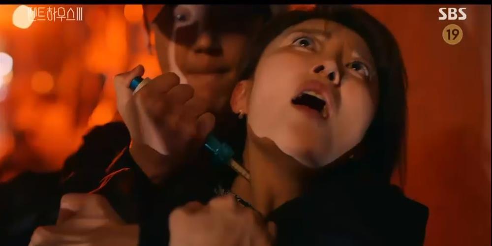 Penthouse 3 tập 9: Bà cả Shim báo thù, Joo Dan Tae và Seo Jin lên thớt-8