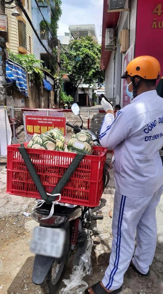 Sự thật shipper chở tro cốt người mất vì Covid-19 giao khắp Sài Gòn-1