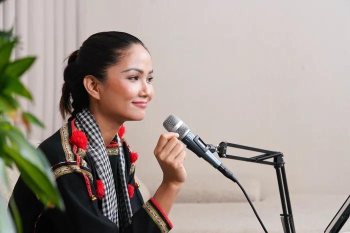 HHen Niê mặc lại bộ váy đình đám livestream bán hàng giúp dân-1