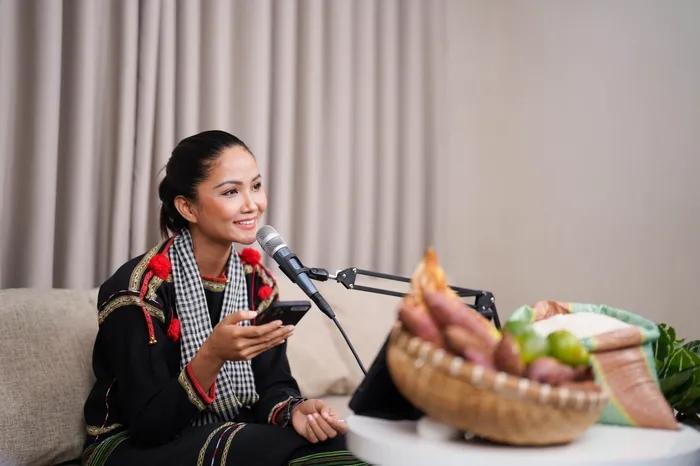 HHen Niê mặc lại bộ váy đình đám livestream bán hàng giúp dân-2