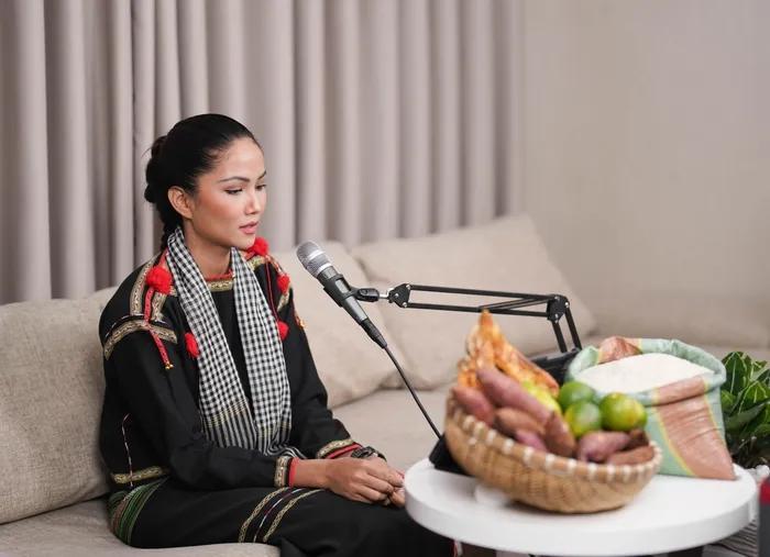 HHen Niê mặc lại bộ váy đình đám livestream bán hàng giúp dân-4