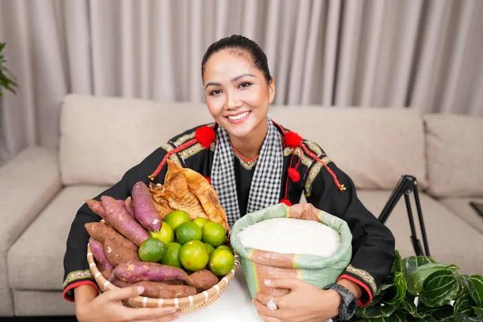 HHen Niê mặc lại bộ váy đình đám livestream bán hàng giúp dân-5