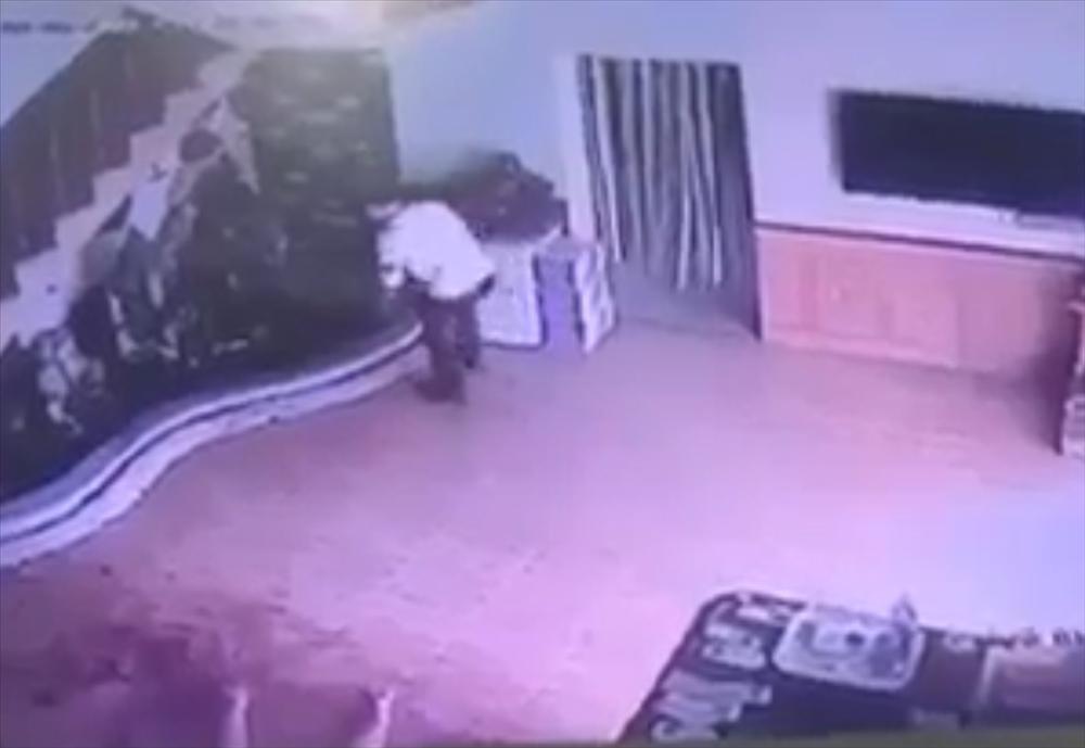 Clip: Gã đàn ông chém điên cuồng người phụ nữ trong nhà nghỉ-4