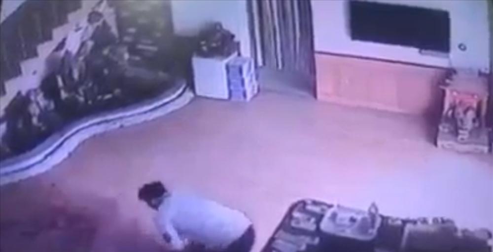 Clip: Gã đàn ông chém điên cuồng người phụ nữ trong nhà nghỉ-1