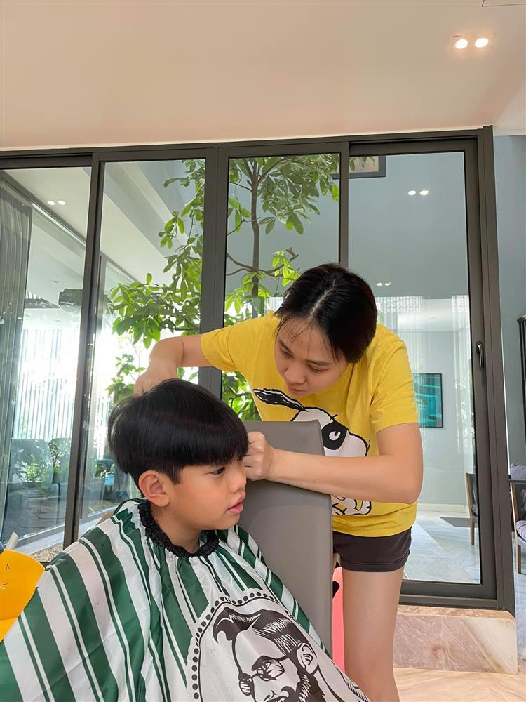 Cảnh Đàm Thu Trang tận tâm cắt tóc cho con riêng của chồng-2