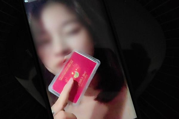 Cô gái khoe thẻ quyền lực của ba: Chủ nhân thật của chiếc thẻ là ai?-3