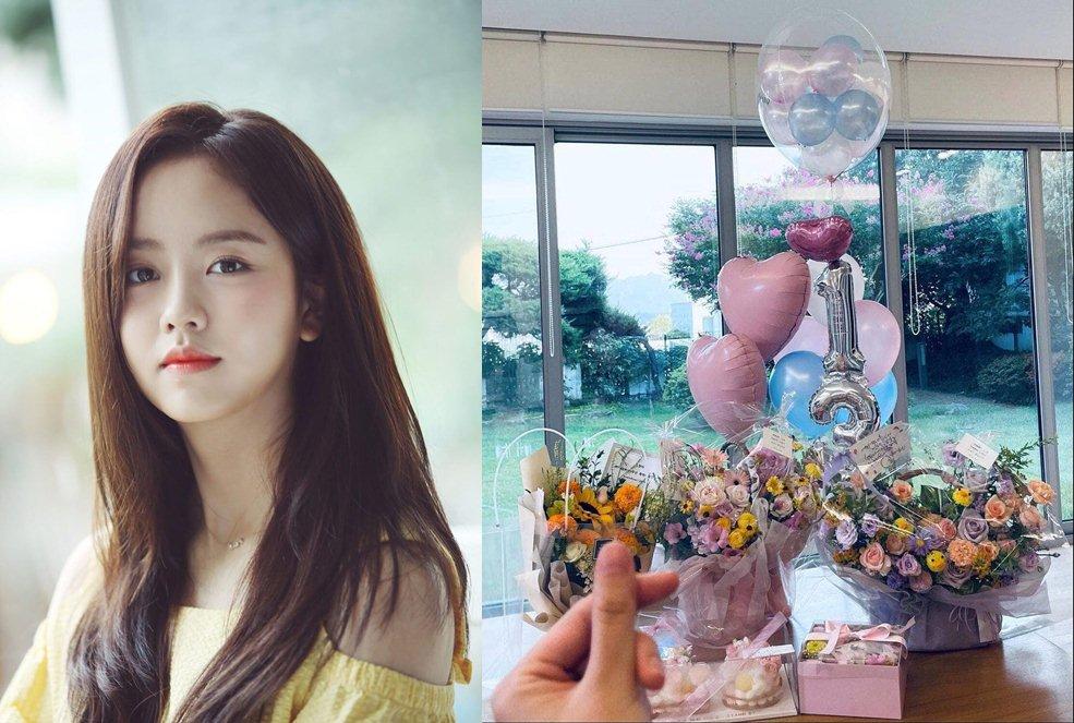 Mới đây, Kim So Hyun đăng tải hình ảnh cùng hoa và quà lên Instagram để mừng kỷ niệm 13 năm hoạt động nghệ thuật. Sao nhí đình đám chia sẻ: 