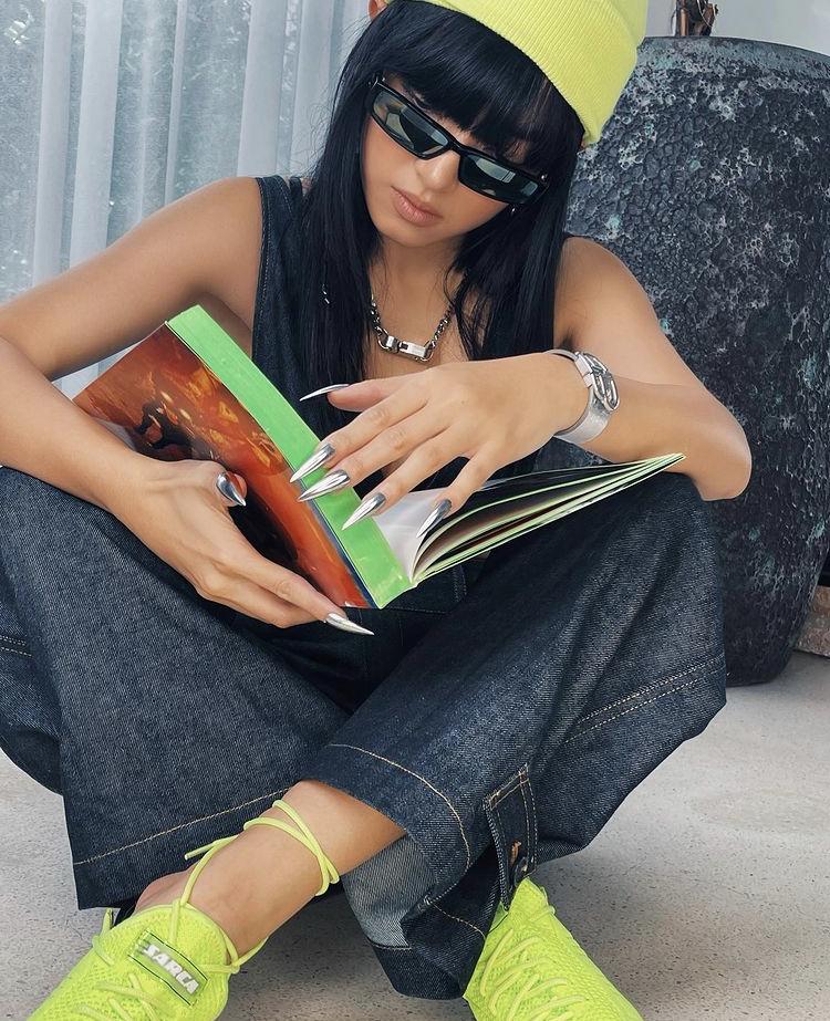 Mỹ nhân Việt đọc sách chill chill nhưng thực chất khoe body trá hình-8