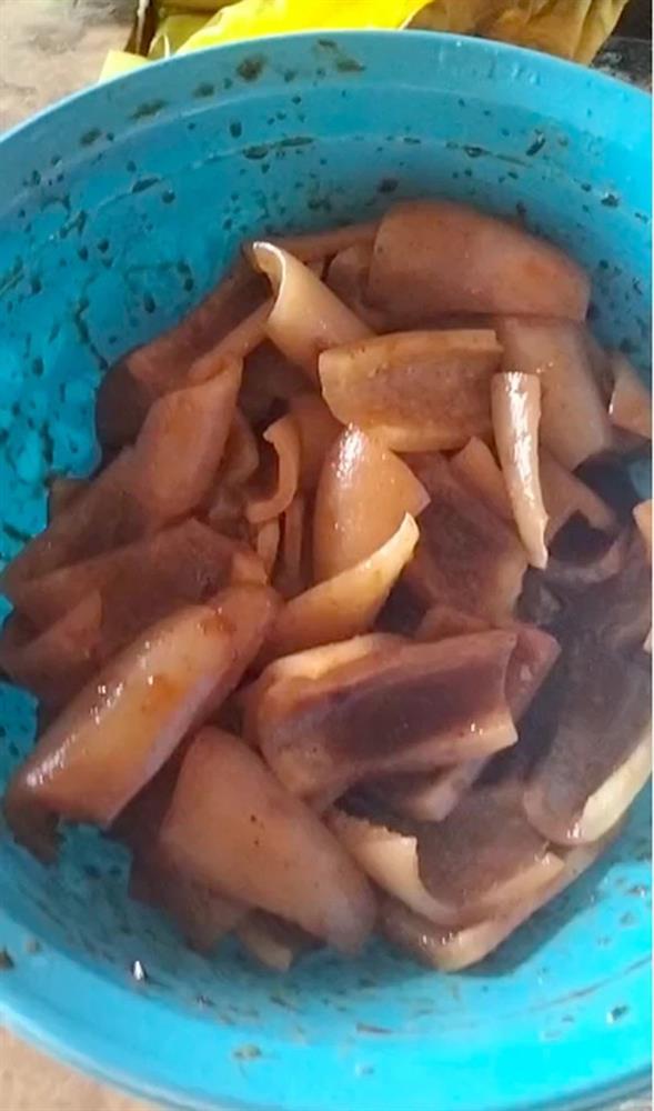 Đăng clip bóc phốt da heo làm từ cao su, cô gái bị chỉ trích vì lý do này-1